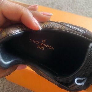 Dust bag, original box, proof of purchase and extra laces included